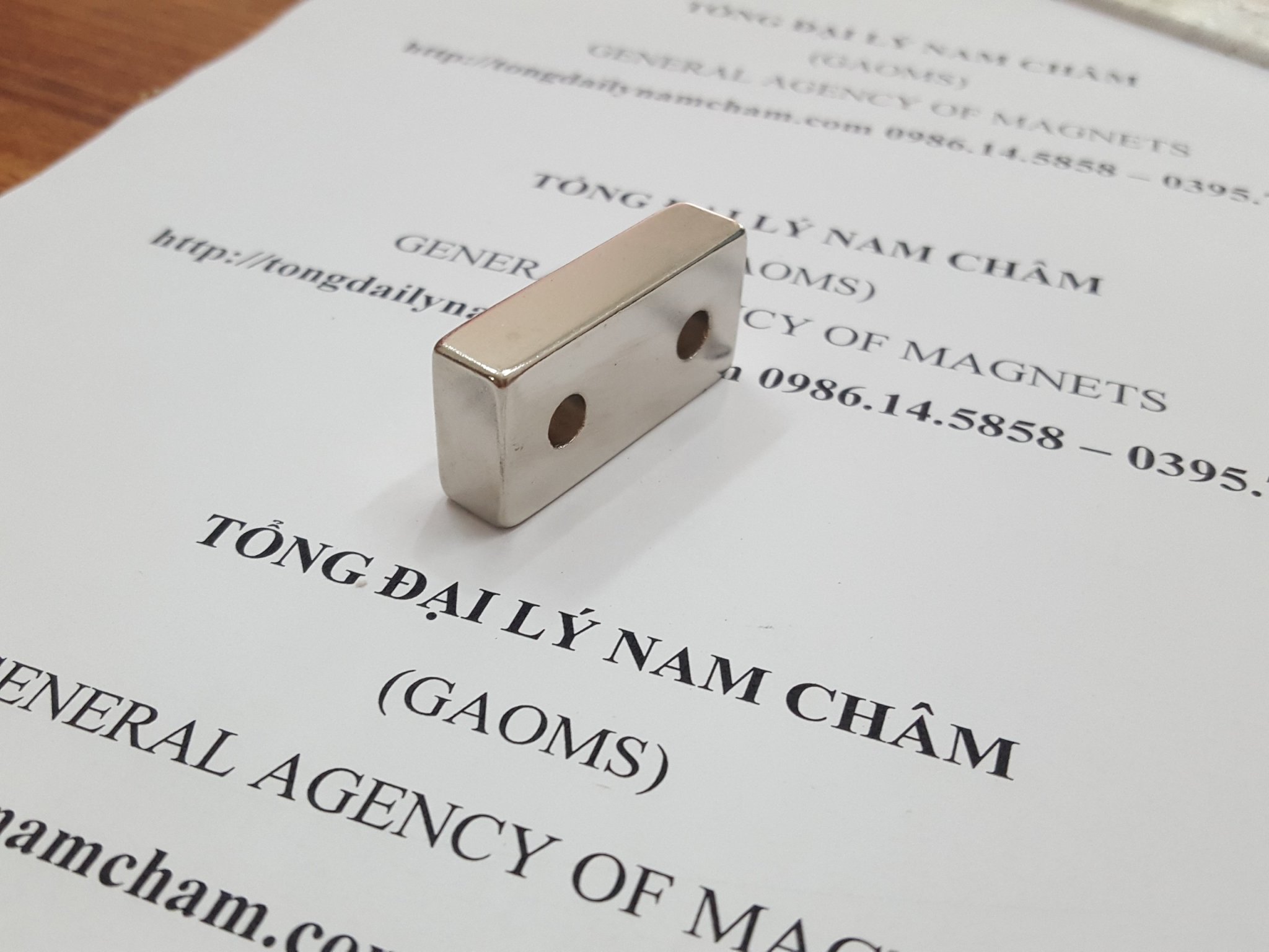 Nam châm 40x20x10mm có 2 lỗ vát
