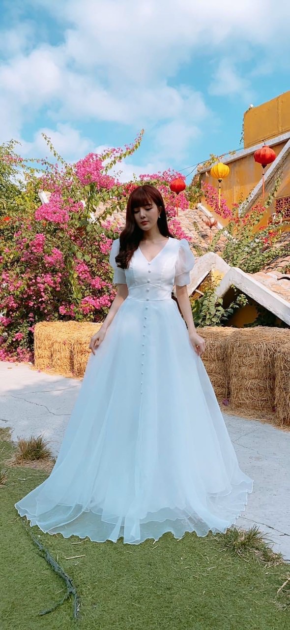 ĐẦM XOÈ TAY PHỒNG ĐÍNH NÚT BỌC