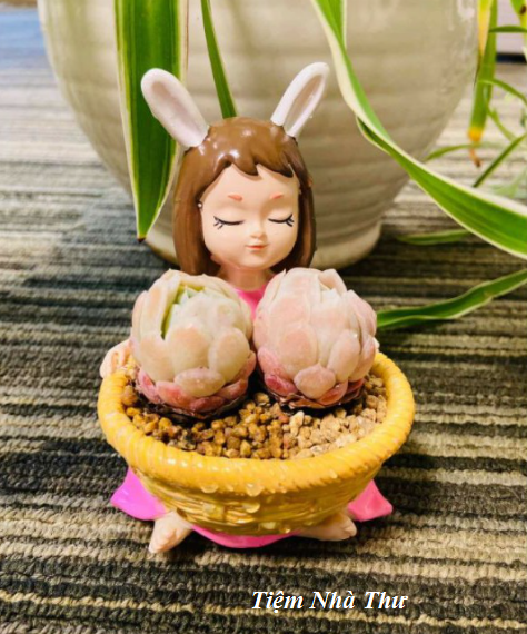 Chậu trồng cây bé gái đáng yêu