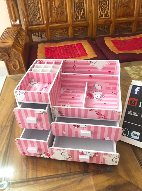 Kệ mỹ phẩm 3 tầng 4 hộc hello kitty sọc
