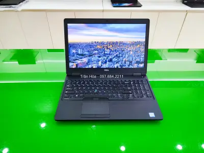 Laptop máy trạm di động Dell Precision 3520 - Core i5 7440HQ, Ram 8GB, ổ SSD 256GB, Màn 15.6inch, có phím số riêng, bàn phím có đèn LED phát sáng.