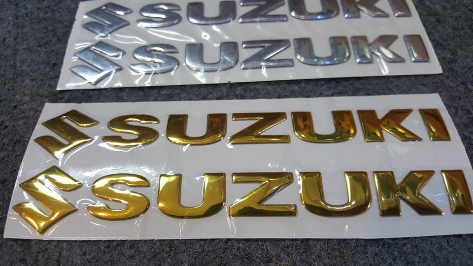 Bộ 2 miếng dán nổi chữ Suzuki (Vàng)