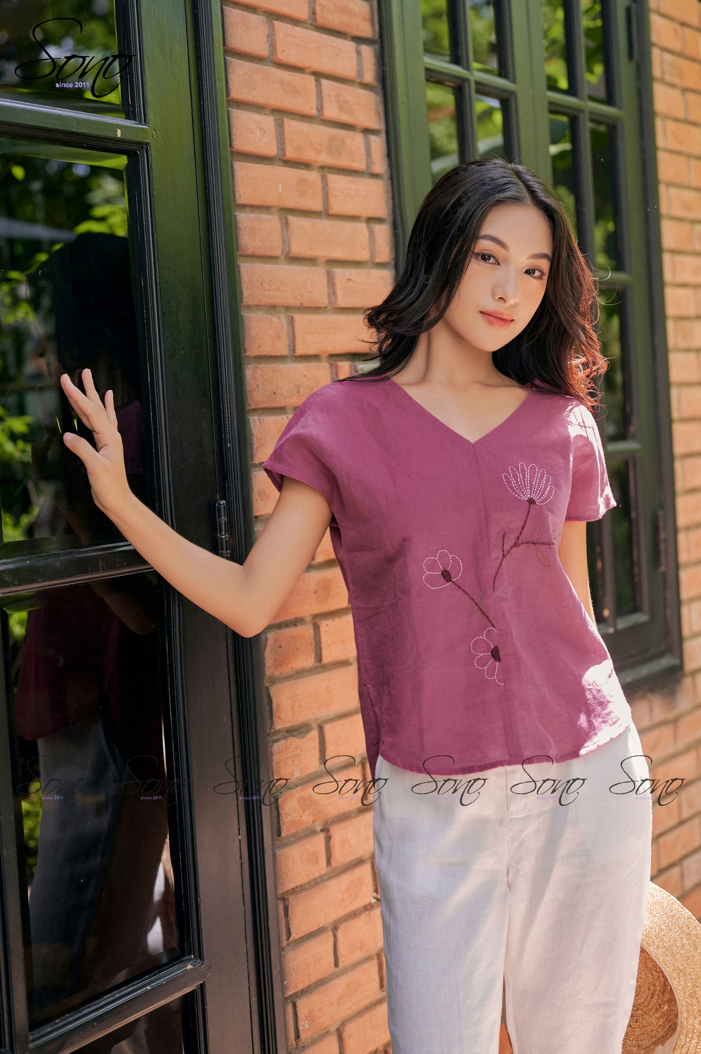 Sono - áo kiểu chất liệu linen cổ tim họa tiết thêu trẻ trung