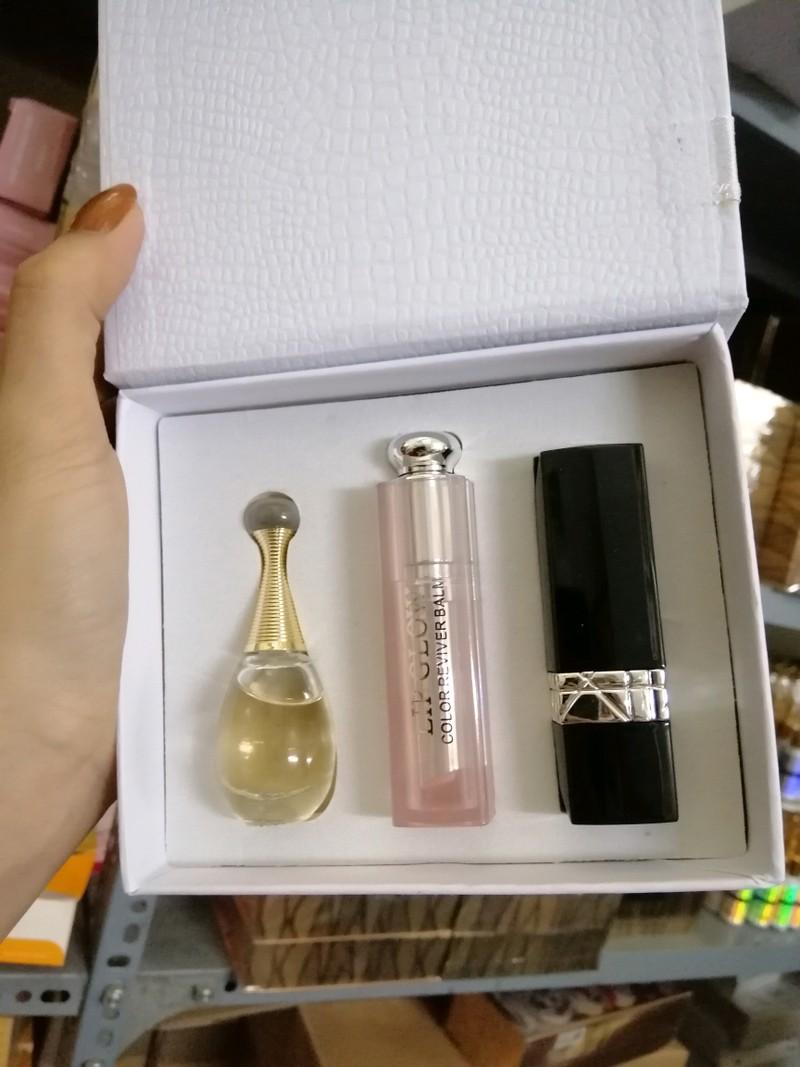 Set son và nước hoa làm quà tặng