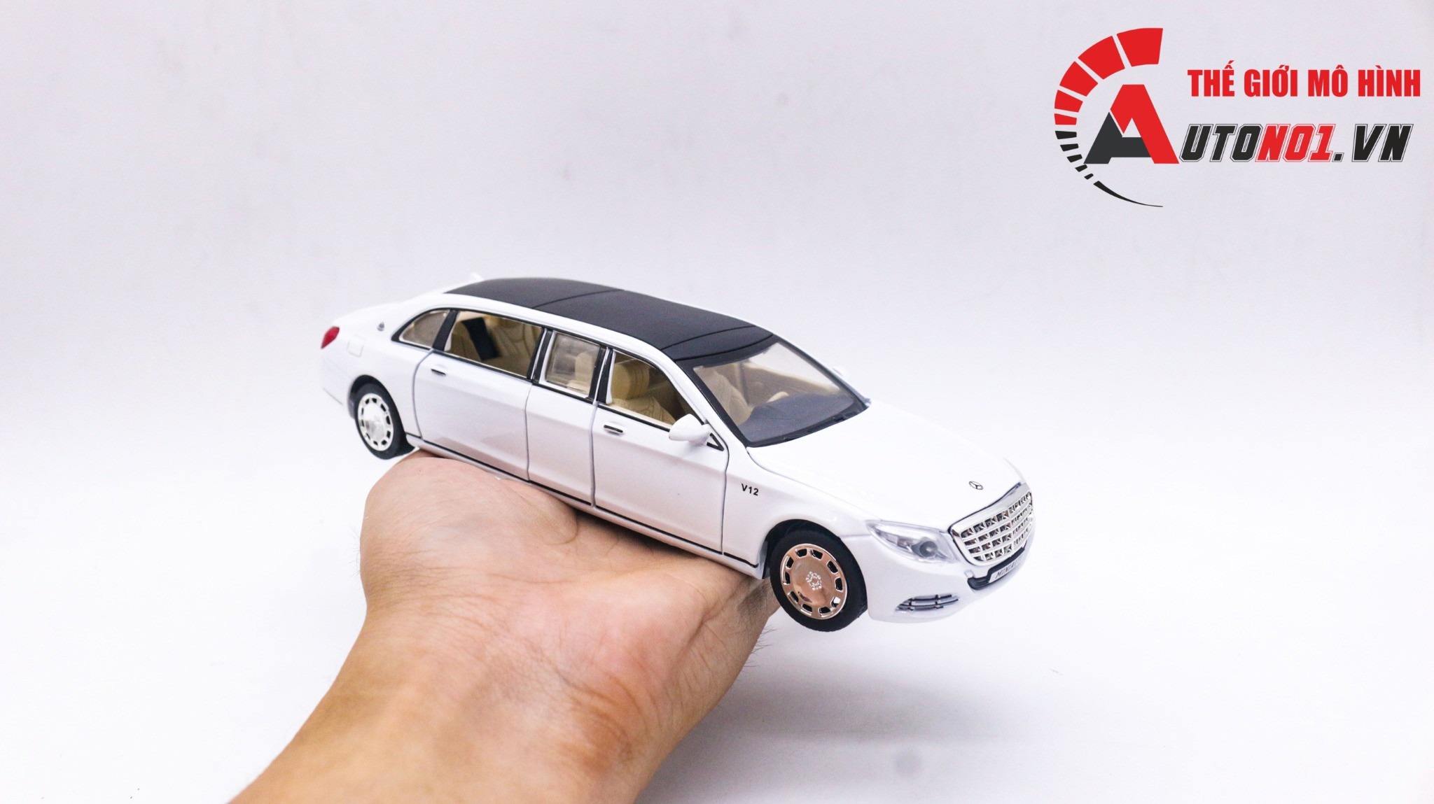 1:32 scale Mercedes Maybach S600 Pullman model