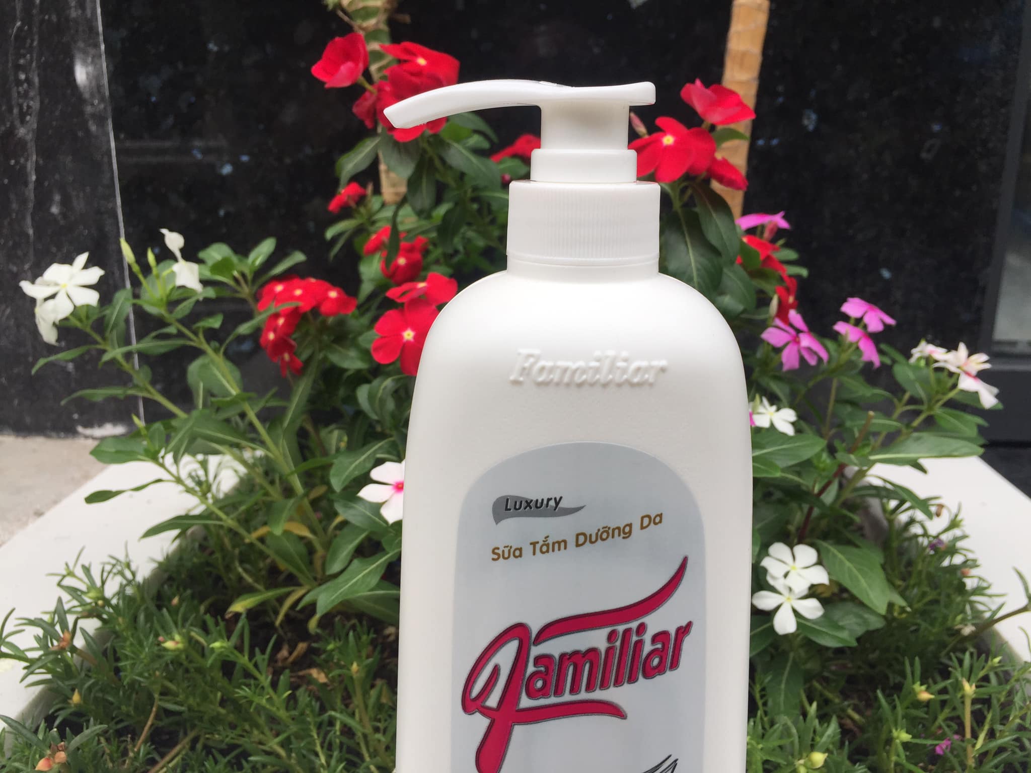 Sữa tắm cá Ngựa Familiar 900 ml trắng da