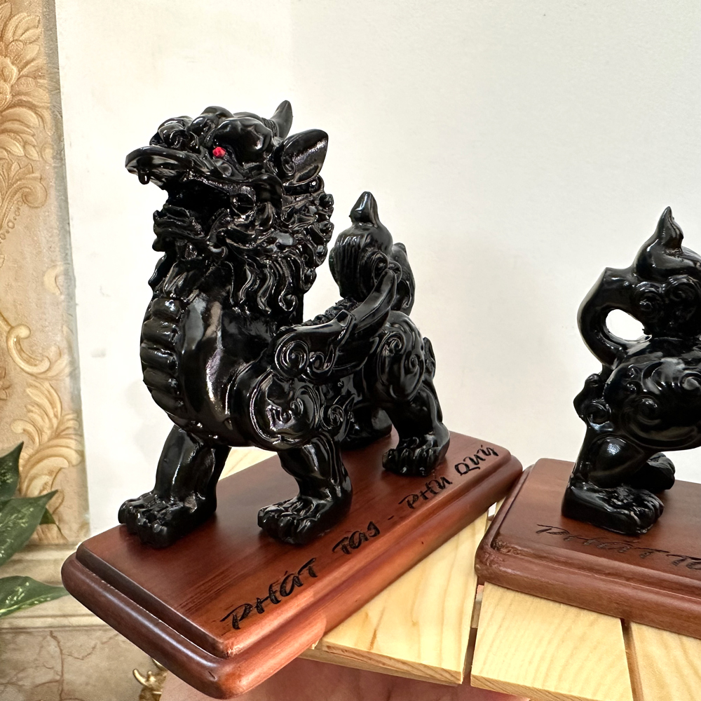 Tượng đá Tỳ Hưu trang trí phong thủy bàn làm việc kèm đế gỗ Dài 14cm - Màu nhũ đồng