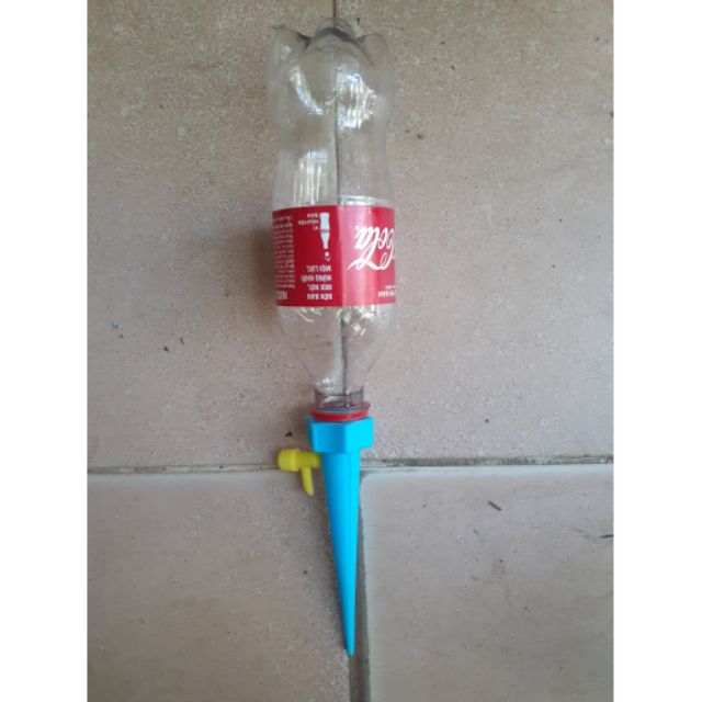 Que cắm tưới nhỏ giọt cho cây trồng vặn nắp chai coca, lavie,pepsi,...