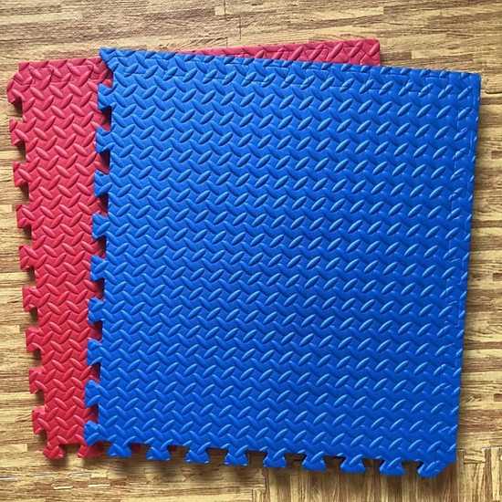 SÉT 4 TẤM THẢM XỐP MÀU TRƠN LOẠI TO ĐẠI 60*60CM, ĐỘ DÀY 1CM THIẾT KẾ BỀ MẶT BẰNG PHẲNG CÓ VÂN HÌNH LÁ KHẾ CHỐNG TRƠN TRƯỢT, AN TOÀN CHO TRẺ EM VÀ NGƯỜI GIÀ, GIỮ ẤM CHÂN MÙA THU ĐÔNG GIẢM GIÁ SỐC