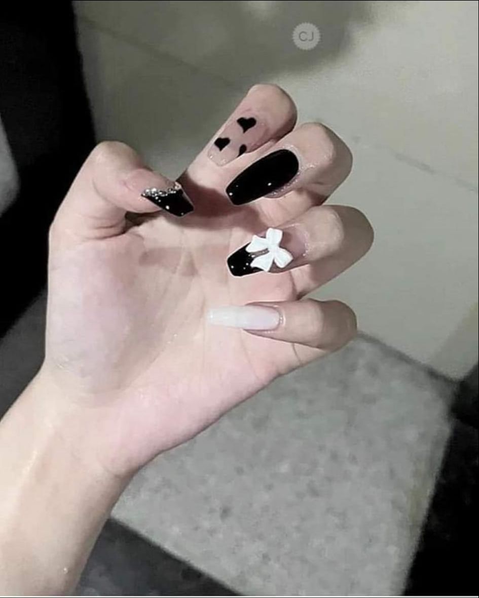 Nailbox trái tim nơ đen