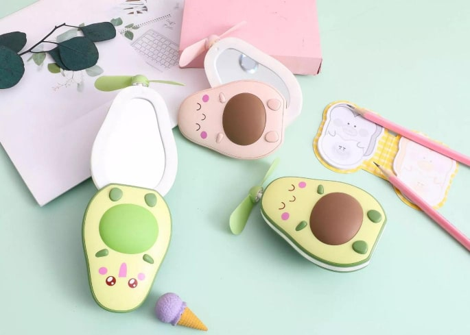Quạt cầm tay mini đa năng 3in1 hình quả bơ siêu dễ thương kiêm đèn LED gương tiện lợi