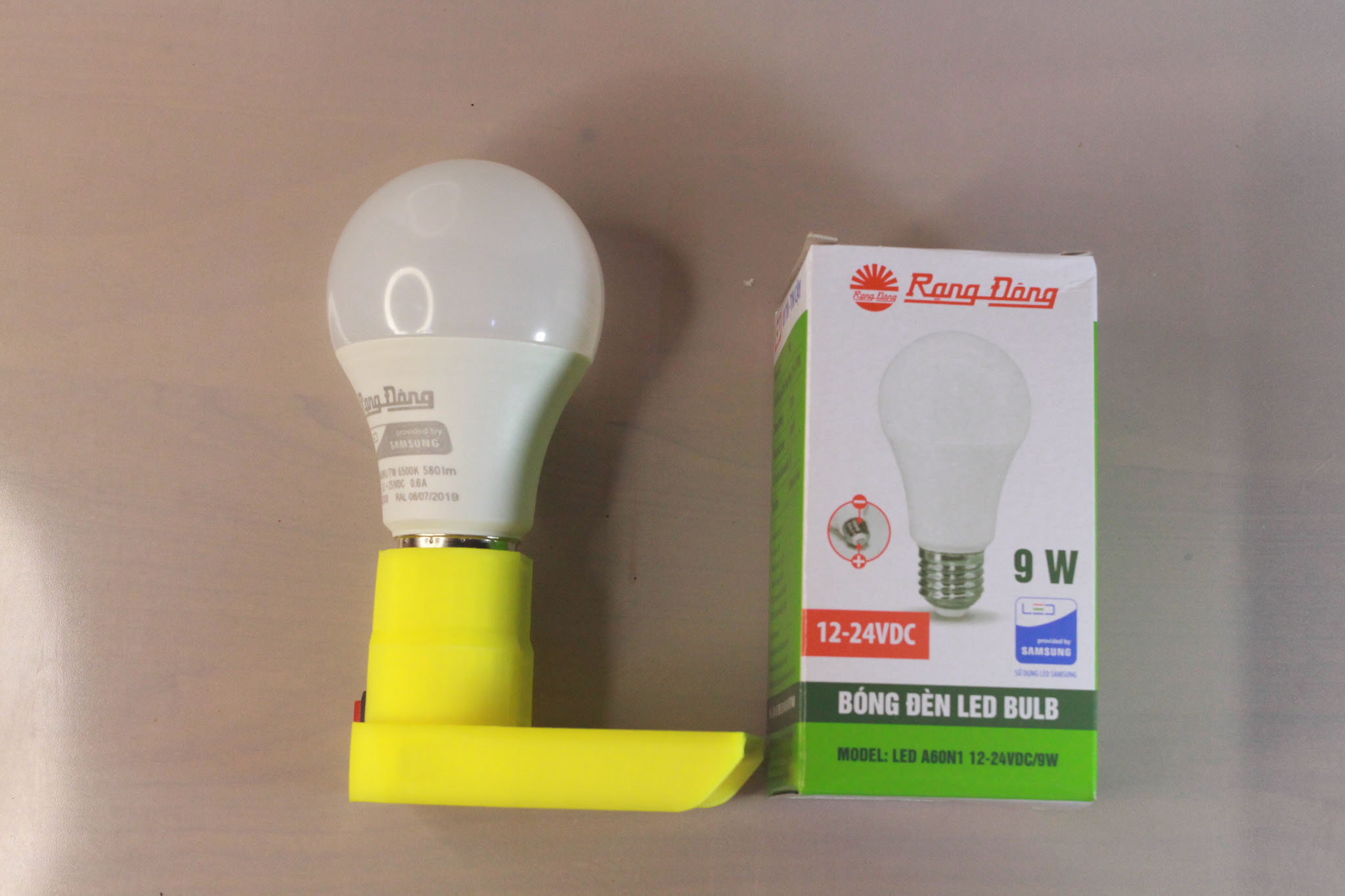 Đế đèn led thắp sáng dùng pin Dewalt 20v