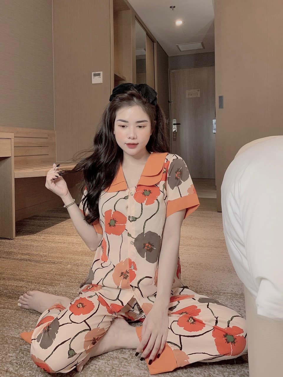 Bộ Pijama Cộc Dài Cổ Sen 2 Lá Tiểu Thư Mona Chất Lụa Mango