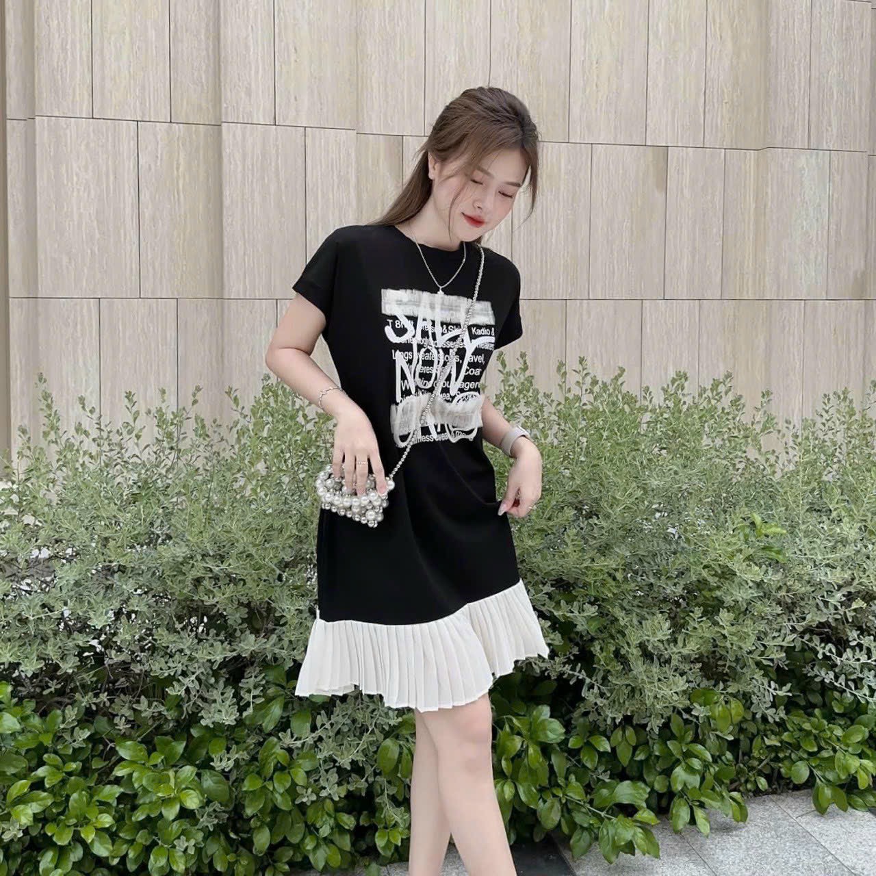 Đầm thời trang nữ mặc đi chơi chất thun gân cổ tròn tay ngắn đen in hình váy suông phối lụa xoè dập ly