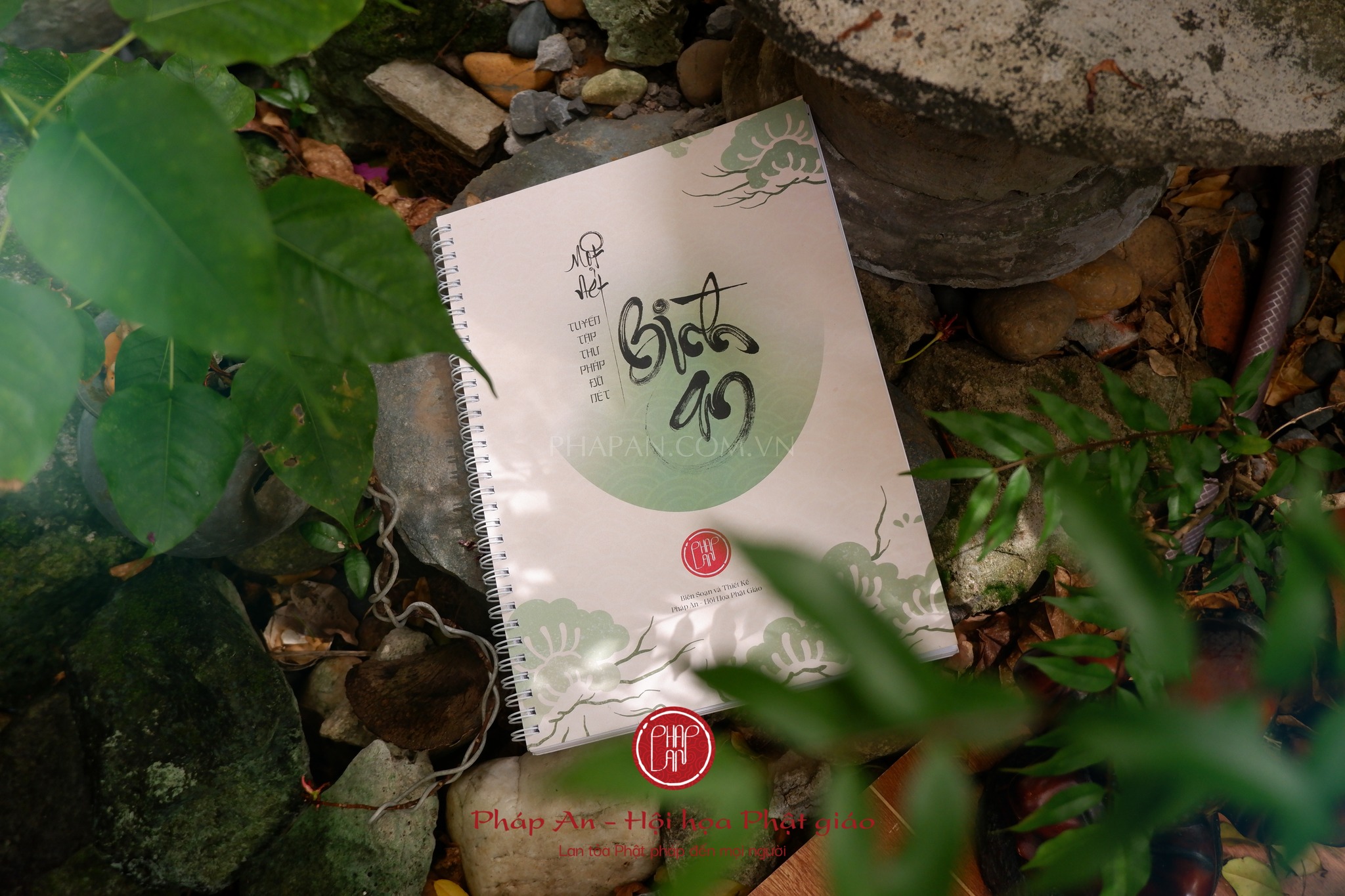 Sách tô thư pháp "Một nét bình an"
