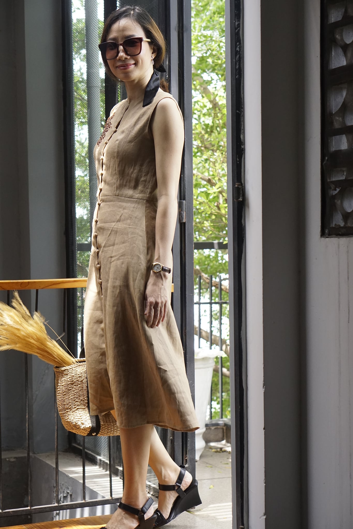 Đầm Linen thêu tay nút bọc TAN- MaxMessi