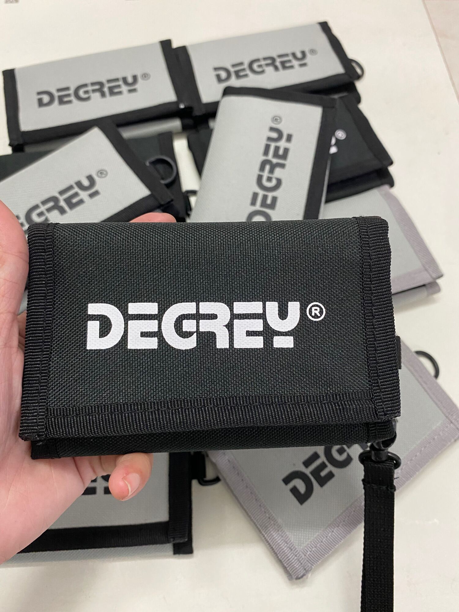 Ví ngắn có dây đeo cổ Dgrey