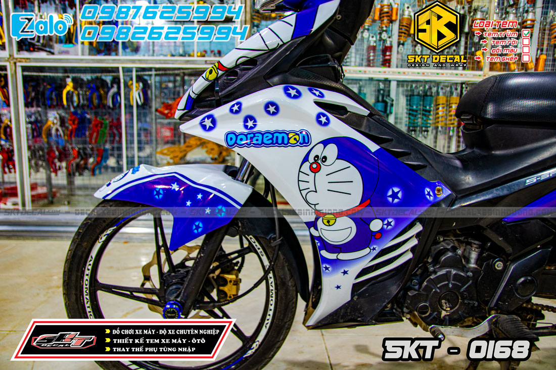 tem trùm exciter 135 xanh trắng doraemon