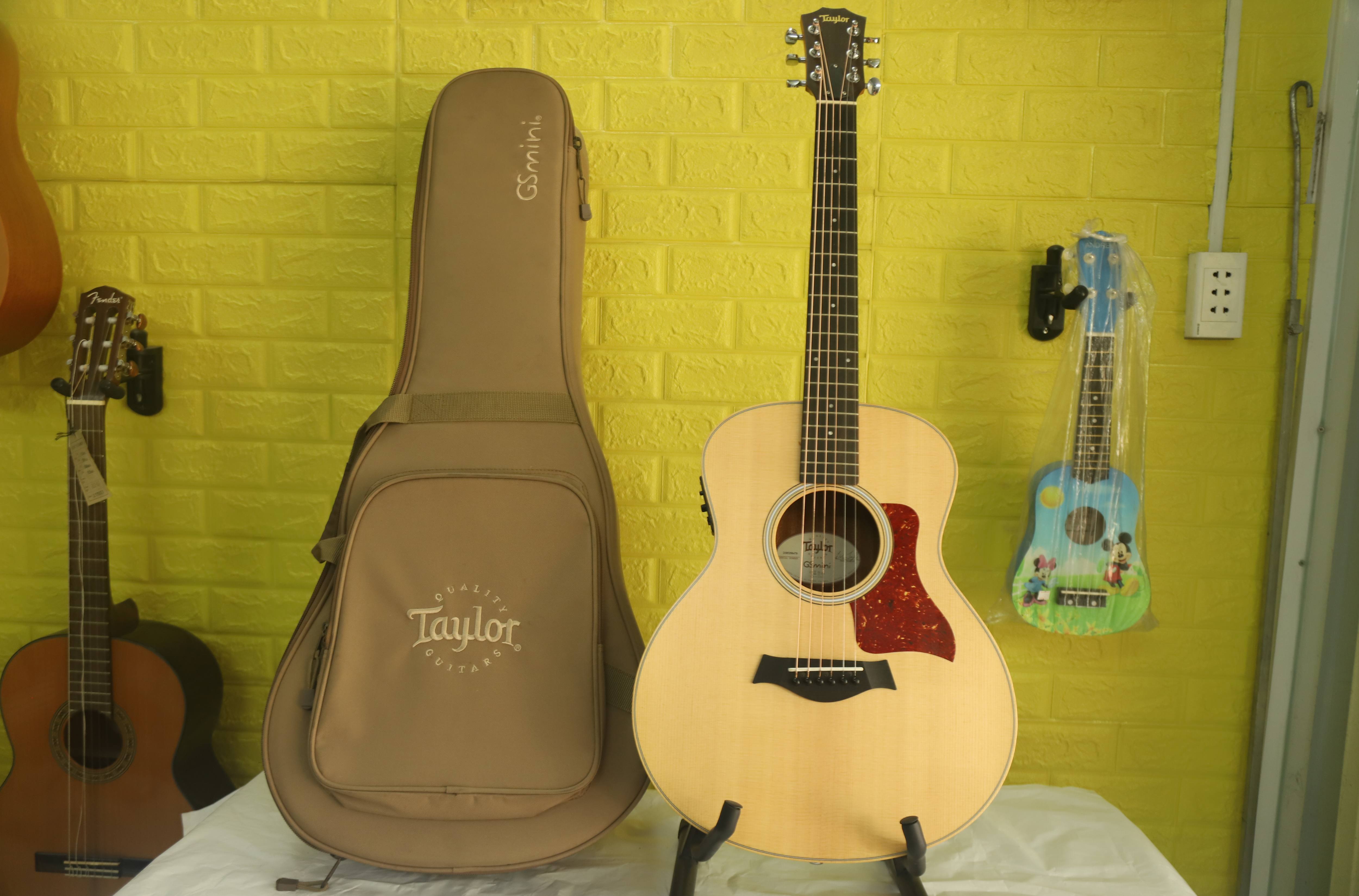 Đàn Guitar Thùng Điện Grand Symphony Mini Taylor GS Mini-e Walnut Mặt Gỗ Spruce Solid Lưng Hông Walnut Hệ Thống ES-B Kèm Túi Gig Bag