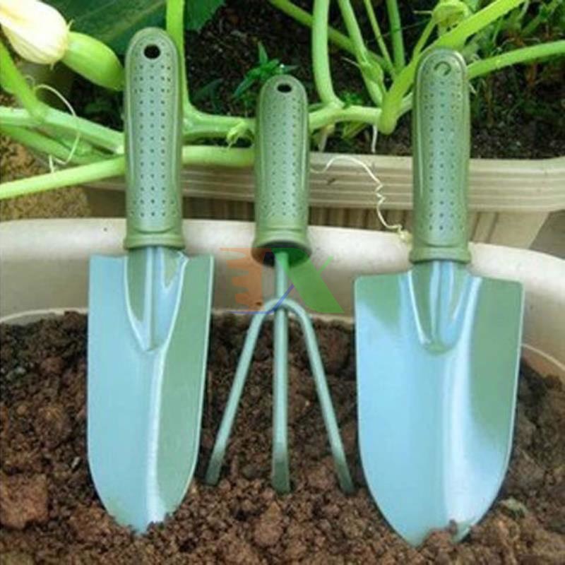 Bộ dụng cụ gồm 3 món: cào đất, xẻng,xới đất