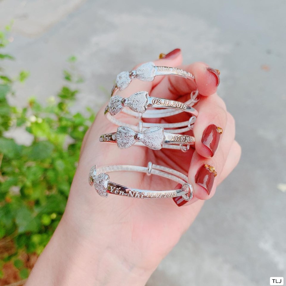 Vòng nơ cát khắc theo yêu cầu bạc ta cho bé