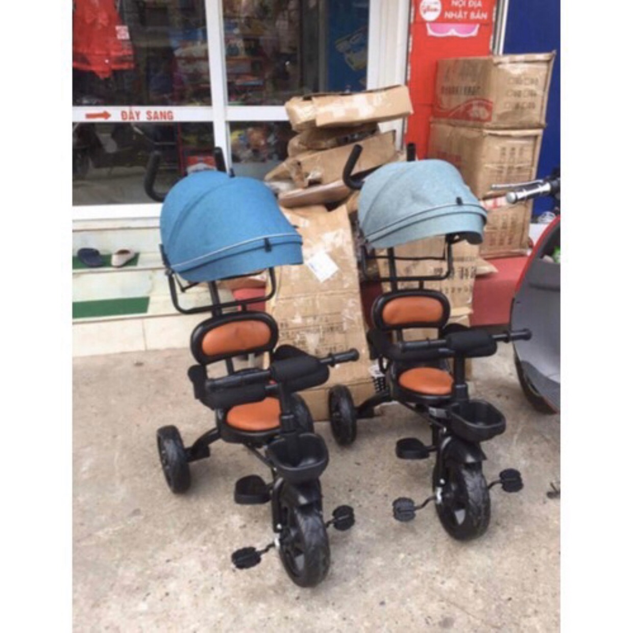 Xe đẩy 3 bánh yên bọc da, có mái che