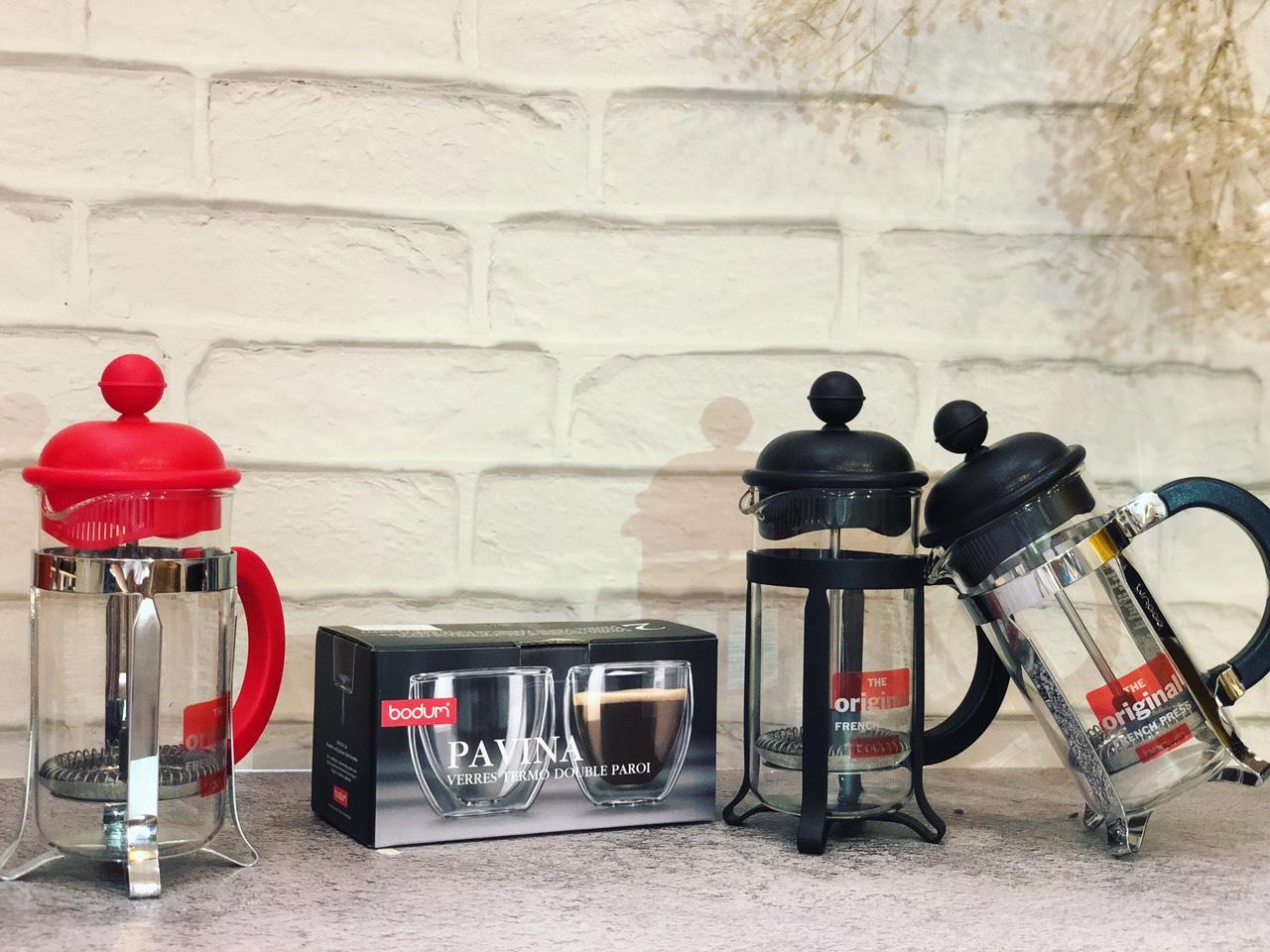 BÌNH PHA CÀ FRENCH PRESS - BODUM JAVA FRENCH PRESS 350ML RED -  Đơn giản chỉ cần thêm bột cà phê xay thô và nước nóng, đợi 4 phút rồi từ từ đẩy pittông xuống