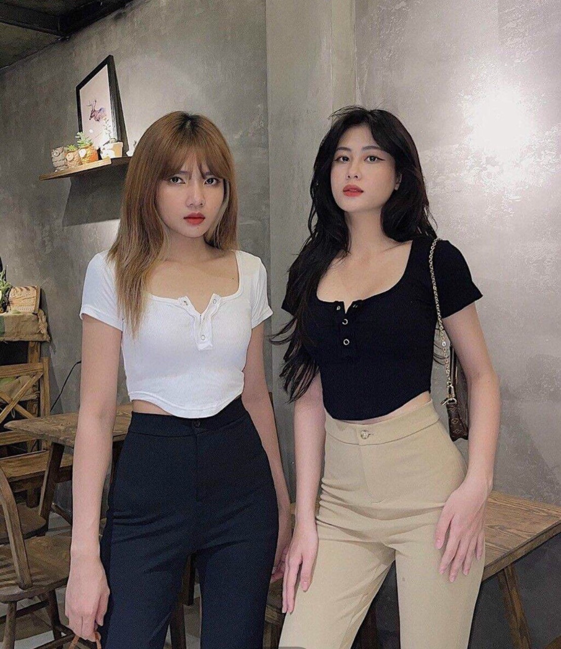 Áo croptop vạt bầu có nút bấm chất thun gân.