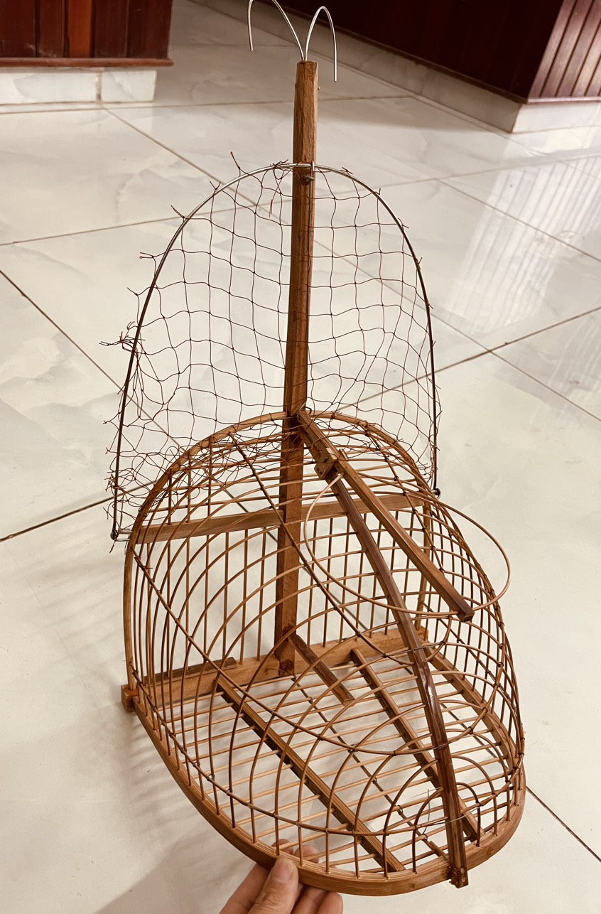 Lồng bẫy chim. Lồng bẫy chào mào, Chích chòe, khiếu siêu nhạy. Khung gỗ nan tre già. Lẫy sập siêu nhạy, lưới đan tay mau