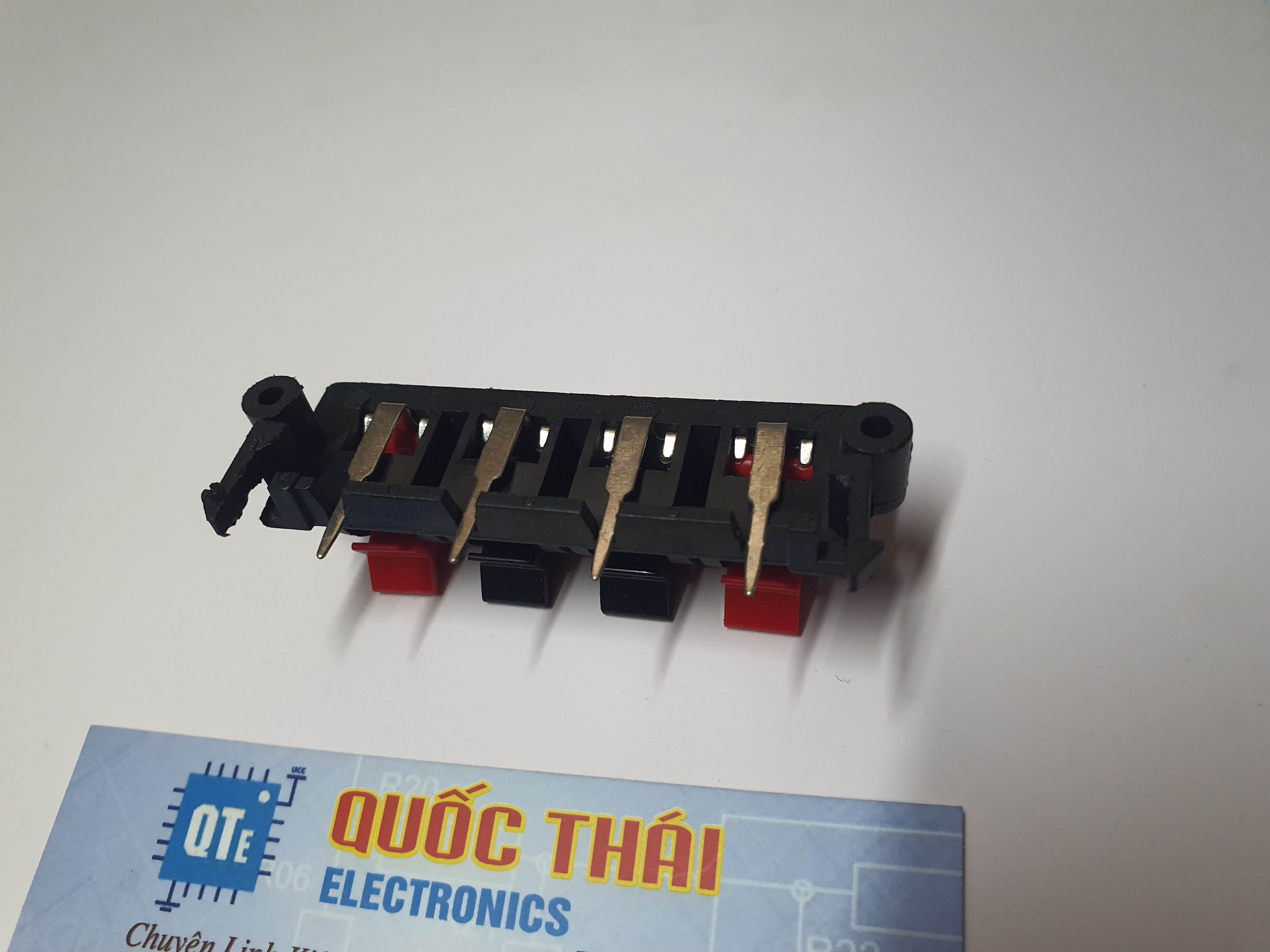 Trạm kẹp loa đôi 4 lỗ cắm