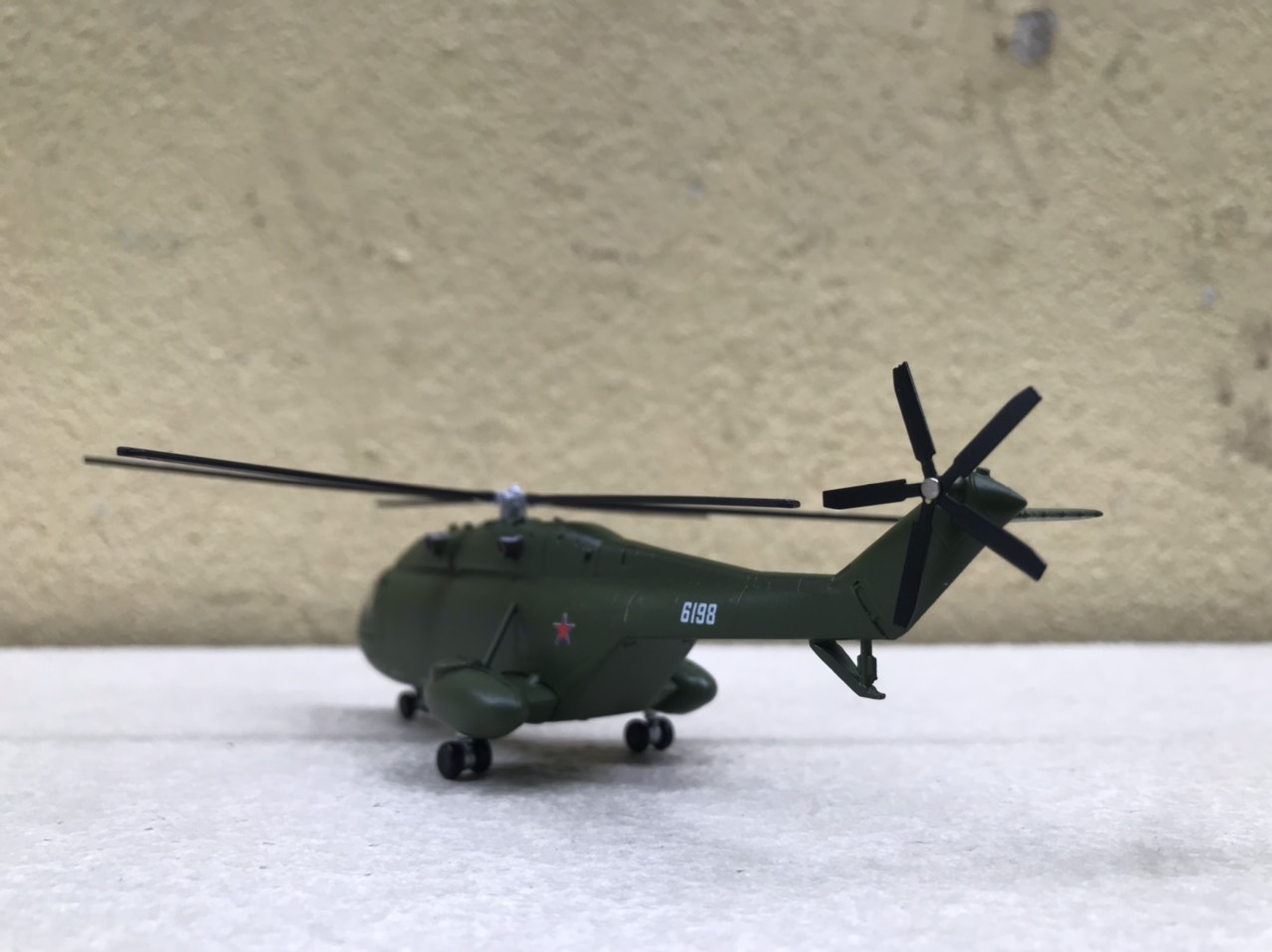 Mô hình máy bay Trực Thăng Z-8 1:144