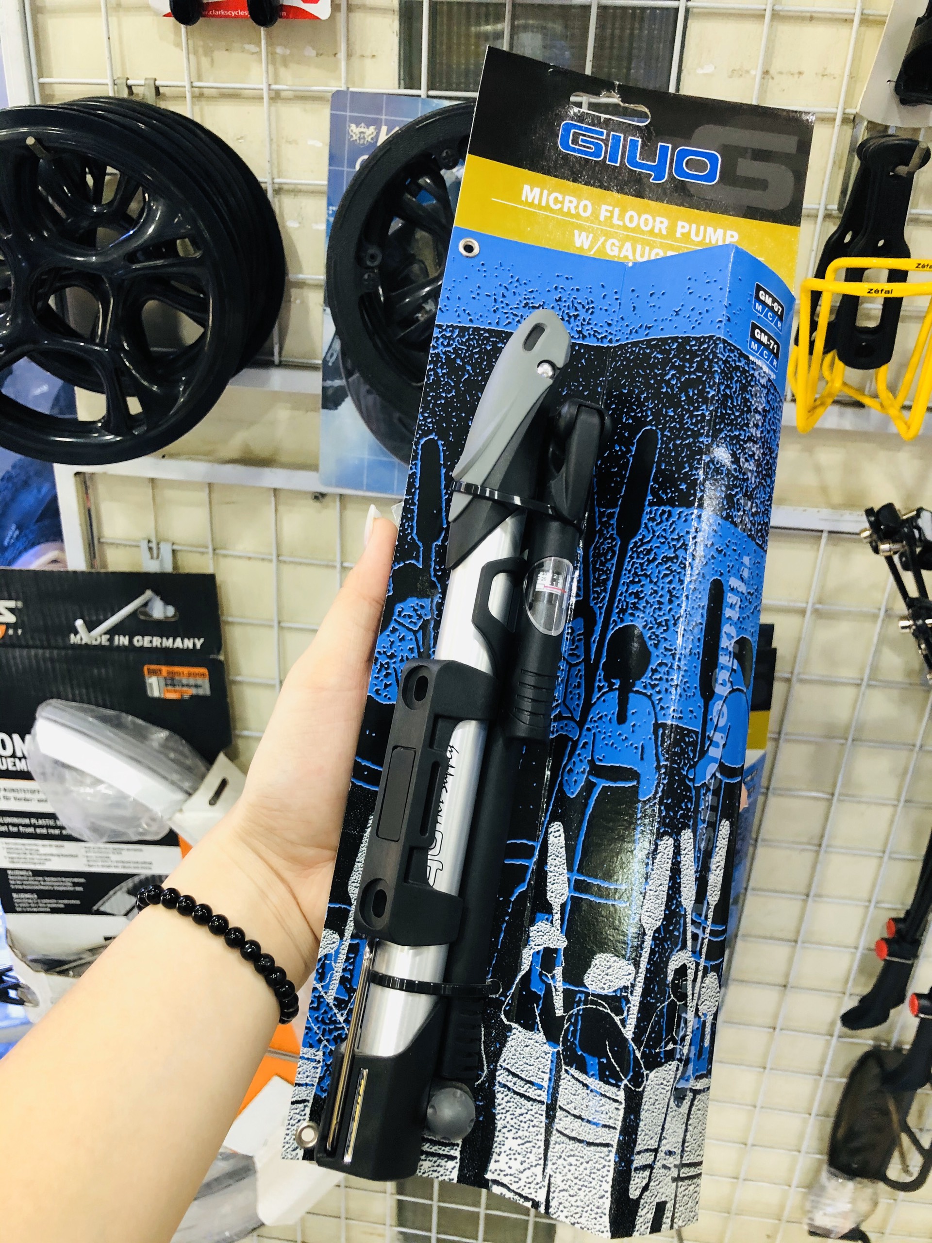 Bơm xe đạp Mini Giyo GM-71 Có Đồng Hồ