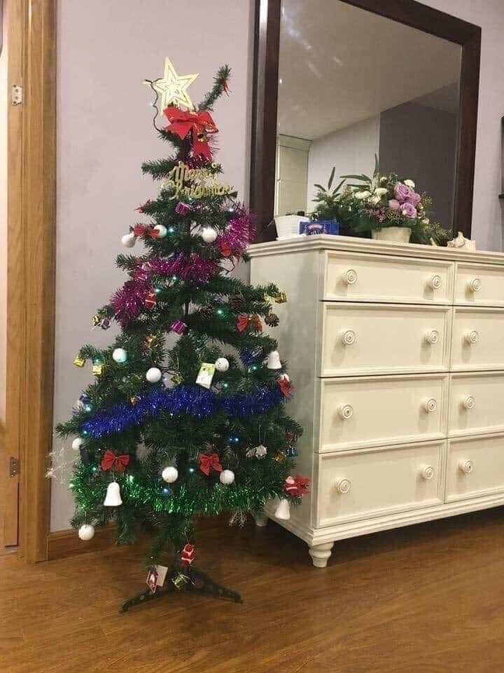 Cây thông Noel cao 1m5 kèm theo đầy đủ phụ kiện