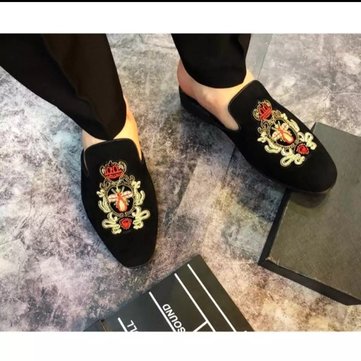 Sục da lộn thêu ong hoa đỏ nam