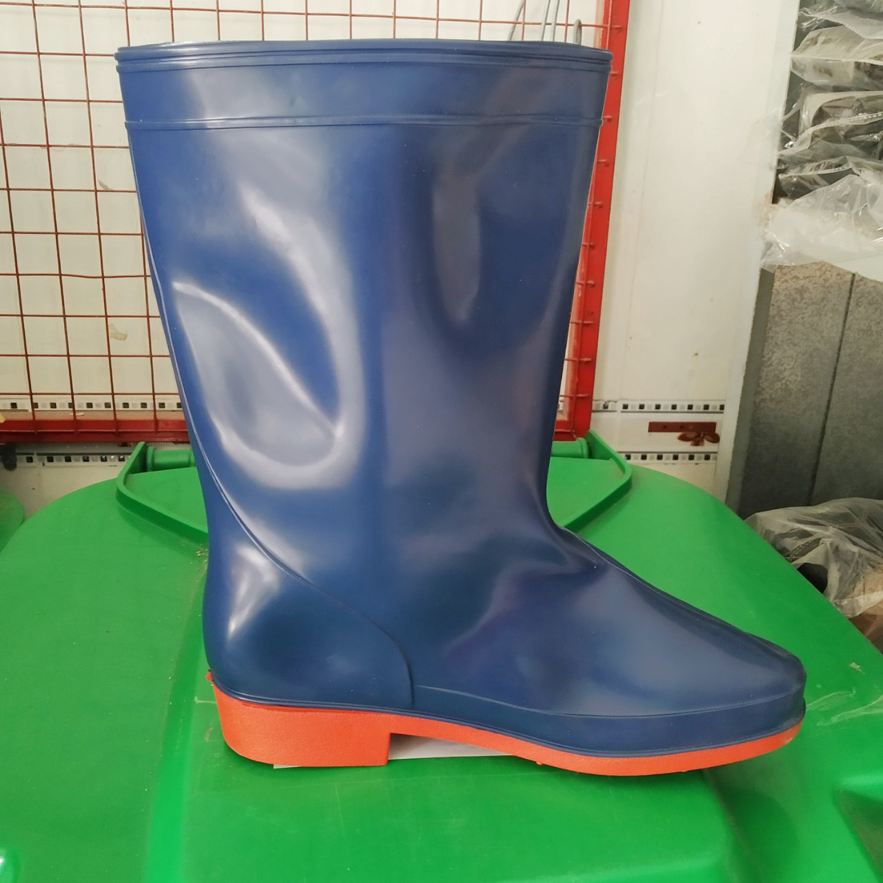 Ủng xanh dương đế đỏ