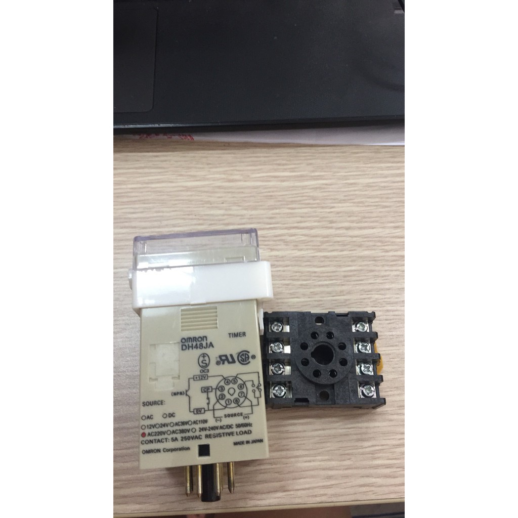 Bộ đếm Omron DH48J-8A (bao gồm cả đế)