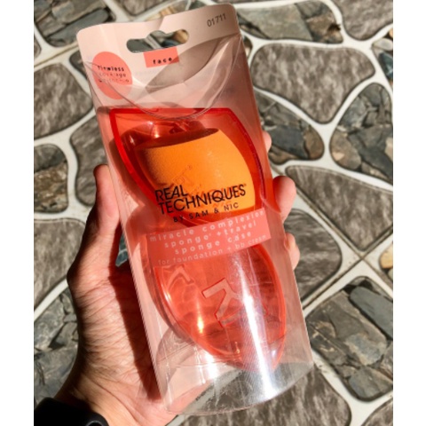 Bông Mút Trang Điểm Real Techniques Miracle Complexion Sponge + Travel Case