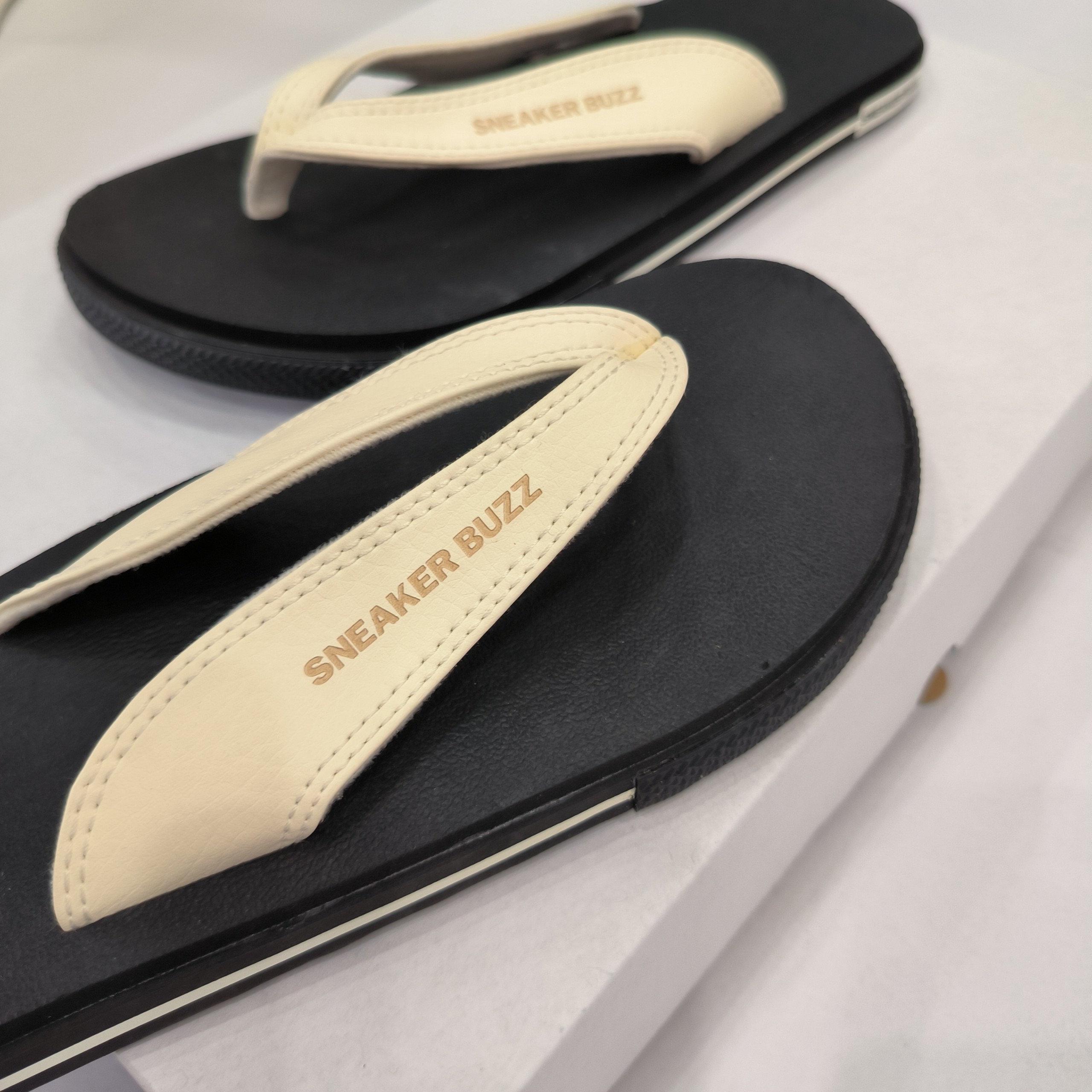 Dép Sneaker Buzz nền đen quai trắng sữa 1SB0029