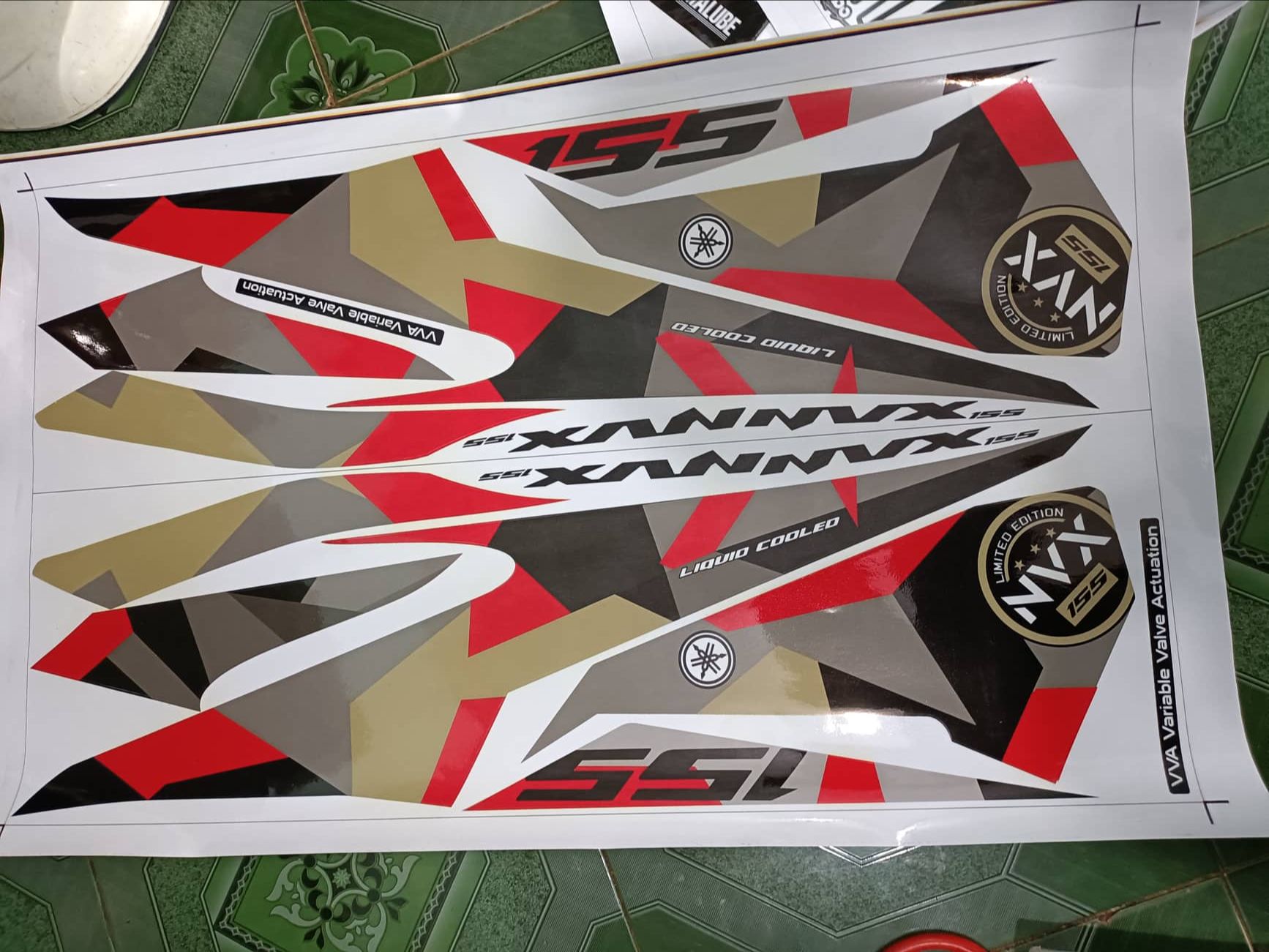 tem rời NVX camo ĐỎ xe trắng