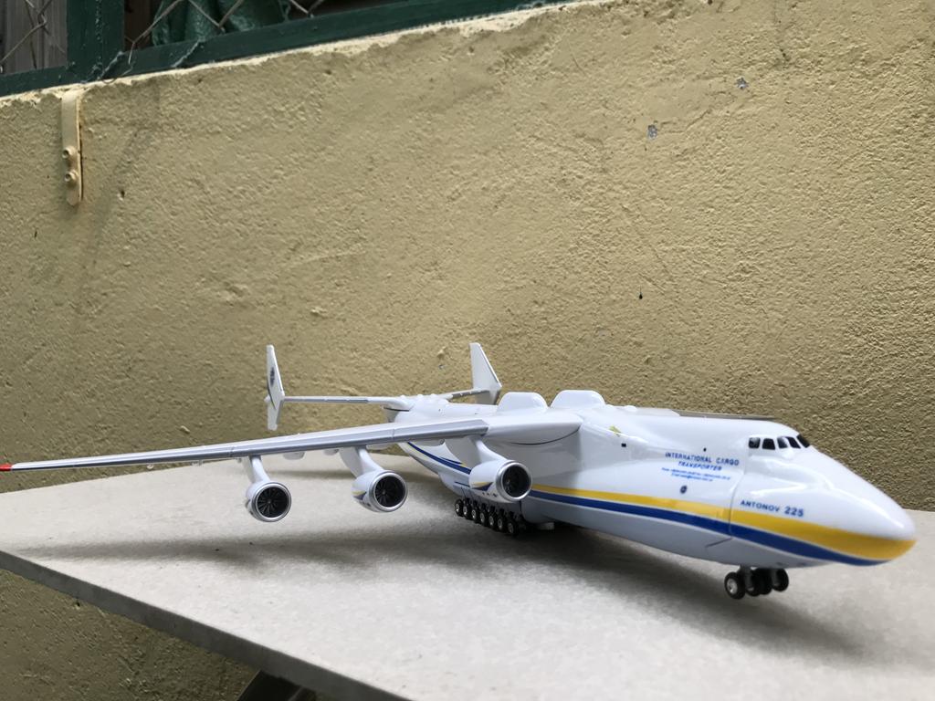 Mô hình máy bay ANTONOV Airline 1:200