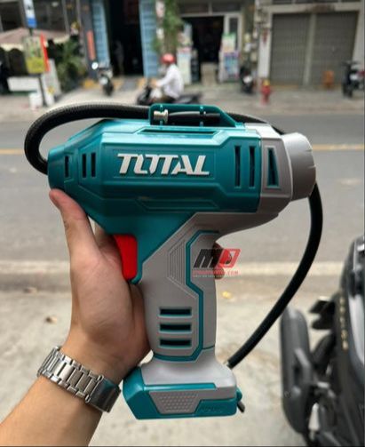 Máy bơm hơi cầm tay tự động dùng pin 20v total / tacli2018