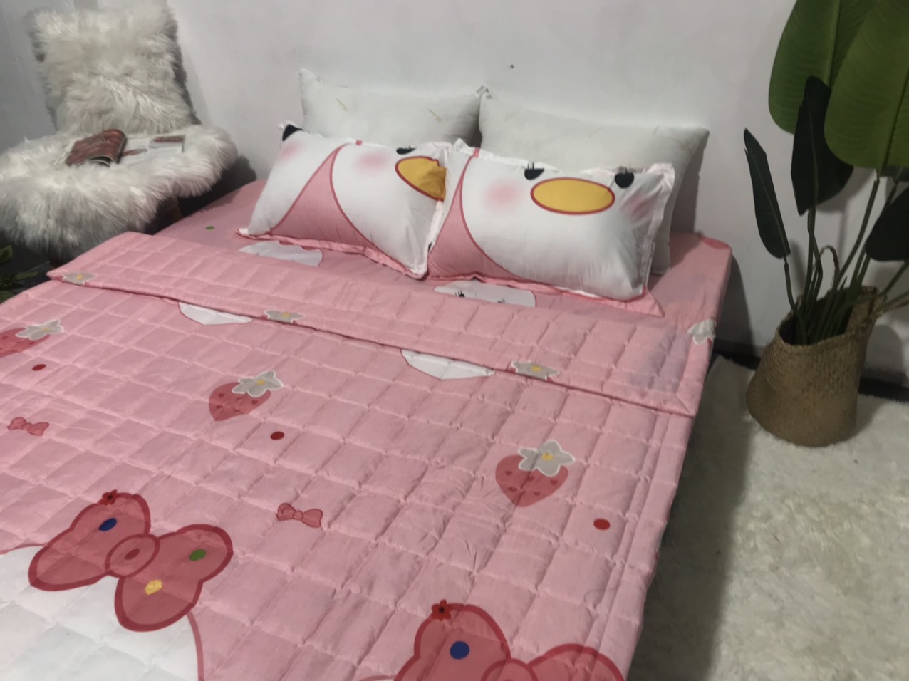 Set Ga Gối 3 Món Mẫu Vịt Hồng CHM2 (Gồm 1 Ga bo chun + 2 Vỏ Gối Nằm)