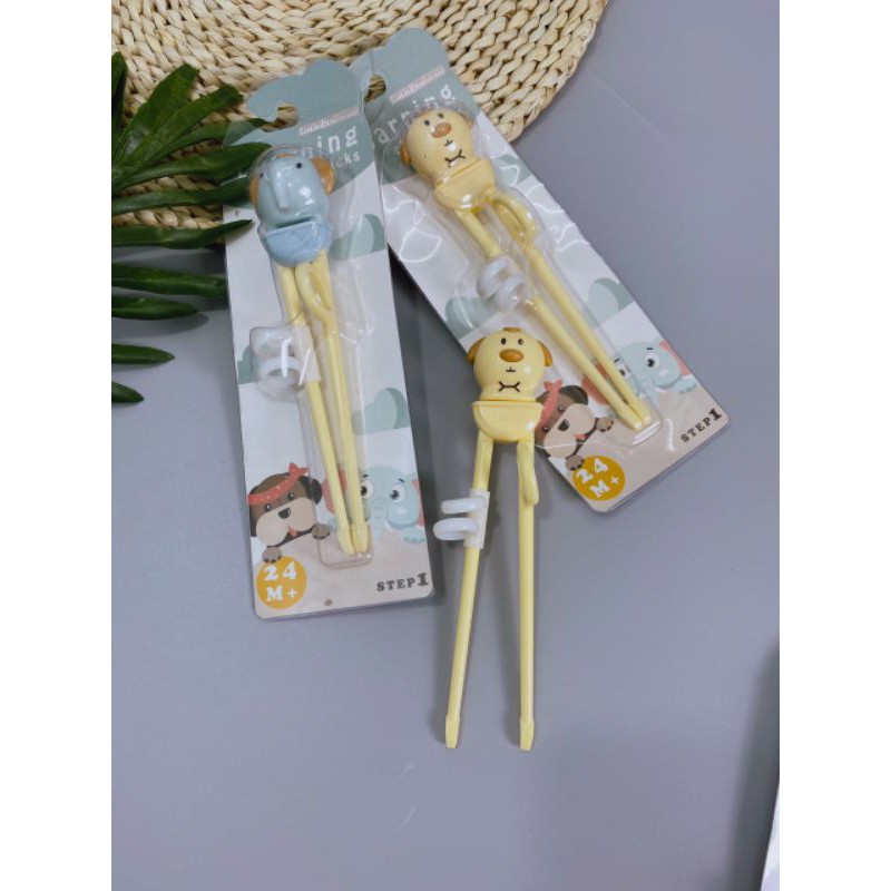 Đũa tập ăn xỏ ngón hoạt hình cho bé