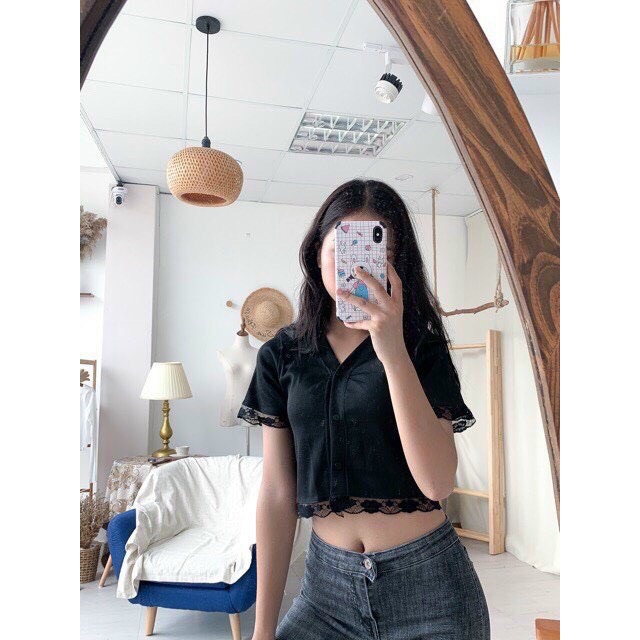 Croptop Gân Cổ V Phối Ren