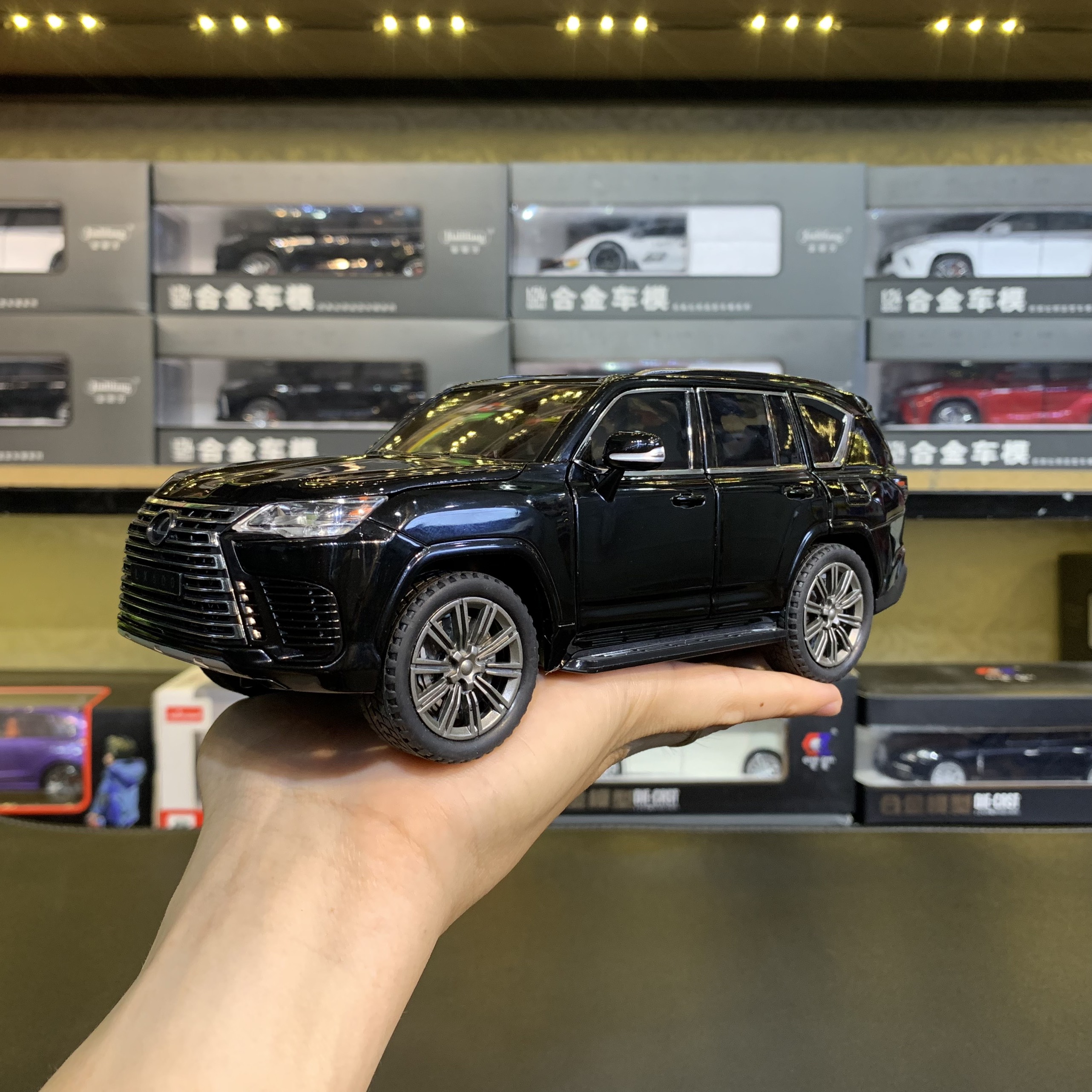 Mô hình xe Lexus LX600 tỉ lệ 1:24 CHIMEI
