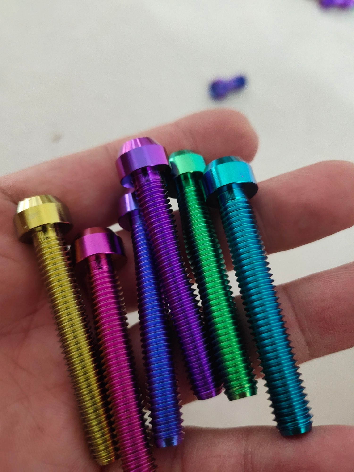 ốc titan gr5 8li50 trụ xanh tím
