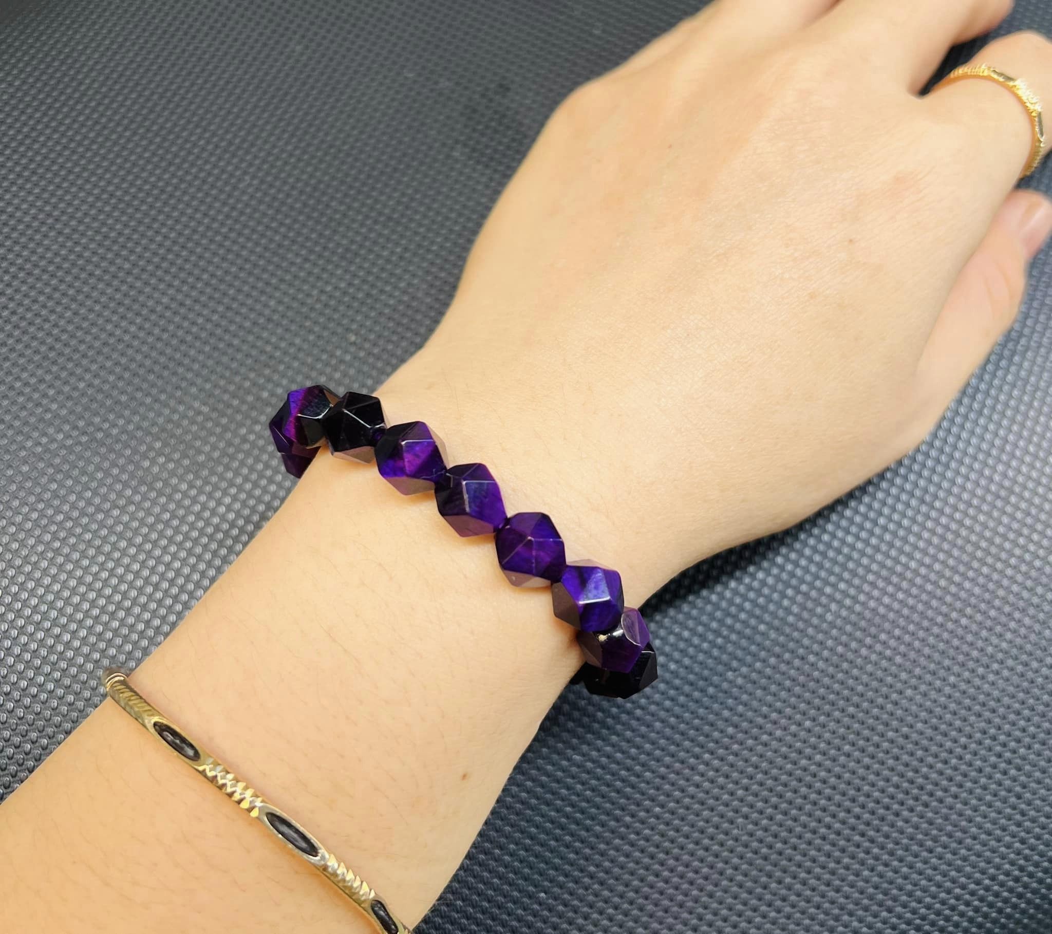Vòng tay đá mắt hổ tím hạt cắt giác size 10li