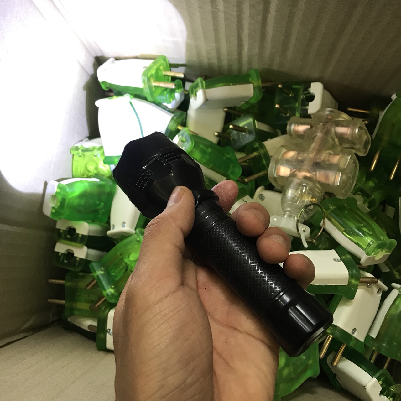 Đèn Pin Siêu Sáng Kèm pin và sạc