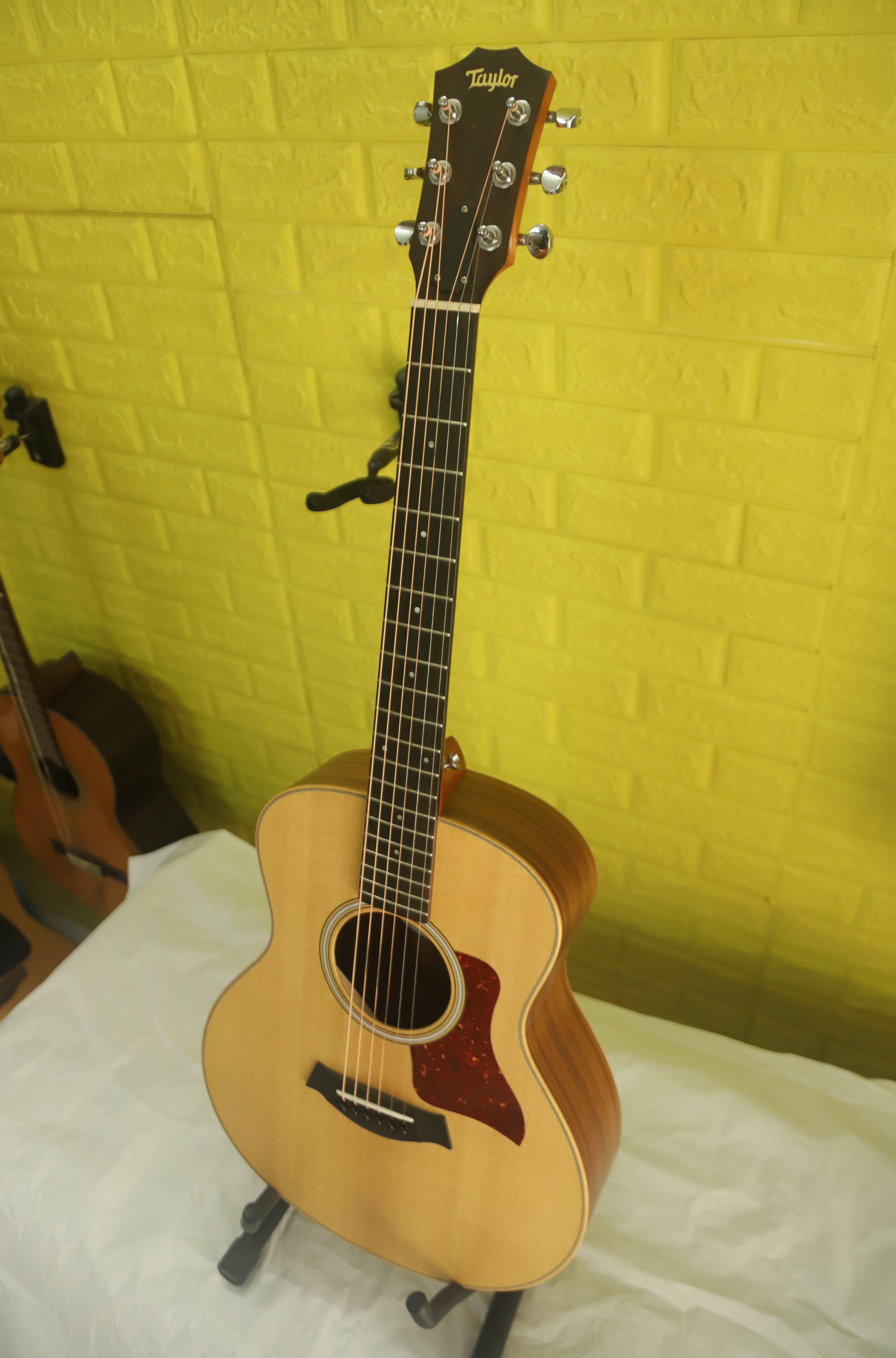 Đàn Guitar Thùng Điện Grand Symphony Mini Taylor GS Mini-e Walnut Mặt Gỗ Spruce Solid Lưng Hông Walnut Hệ Thống ES-B Kèm Túi Gig Bag