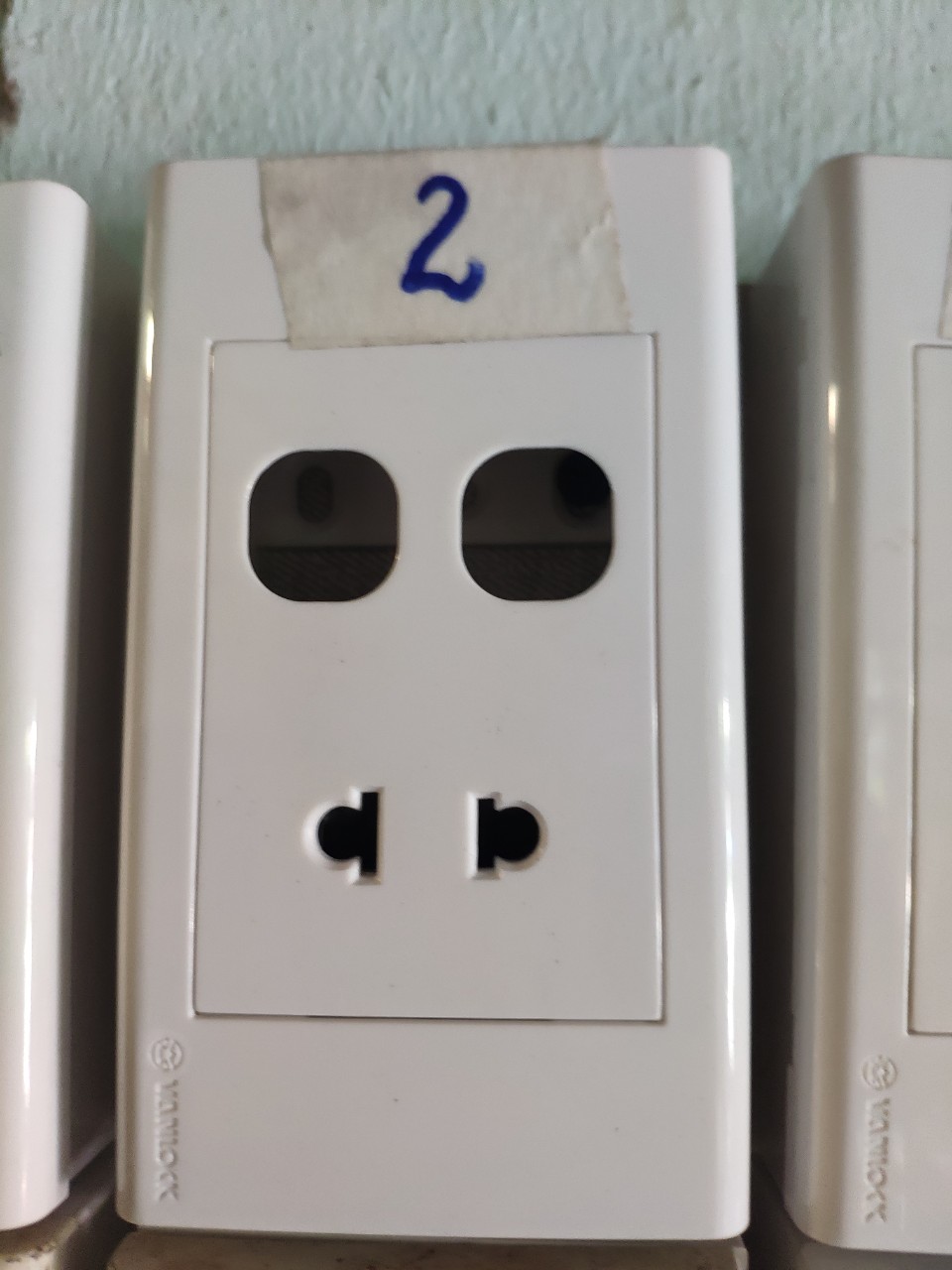 Mặt 2 công tắc 1 ổ cắm